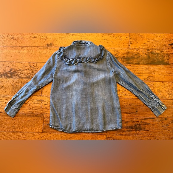 Fun top with great detail on front, back and collar. Form fitted - Picture 2 of 5